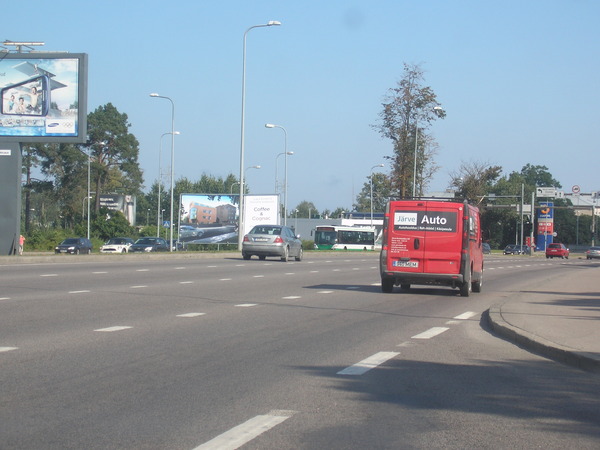 Reklaamtreiler Pärnu maanteel kahe sõidurea vahel