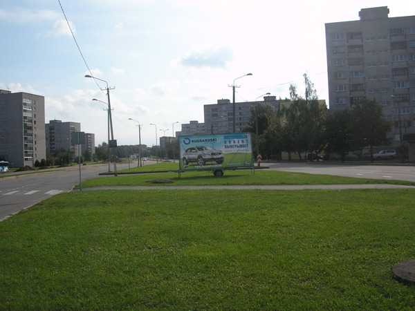 Reklaamtreiler Narvas, kahe sõidurea vahel