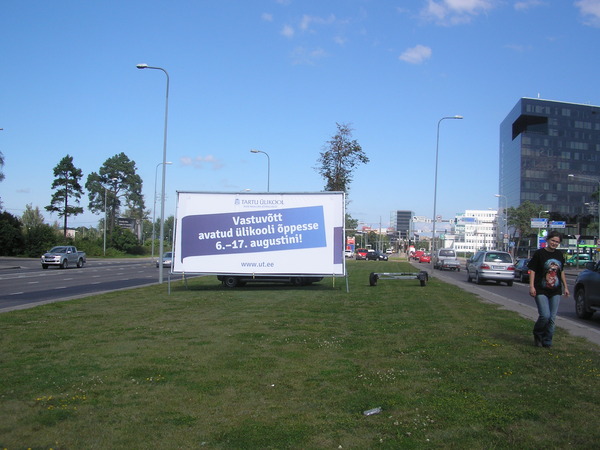Reklaamtreiler Pärnu maanteel kahe sõidurea vahel