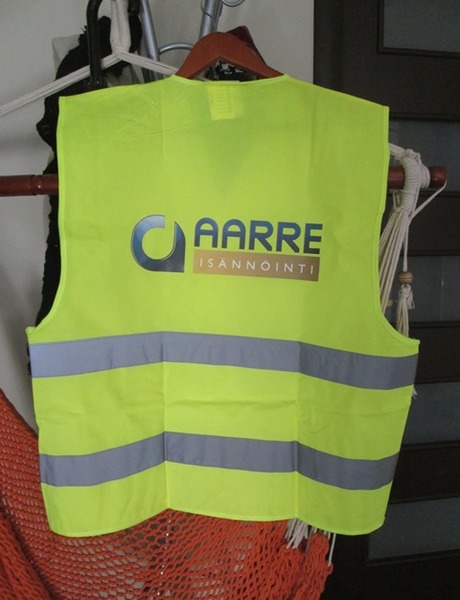 Turvaliivi logoineen Aarre Isännöinti Turvaliivi logoineen Aarre Isännöinti