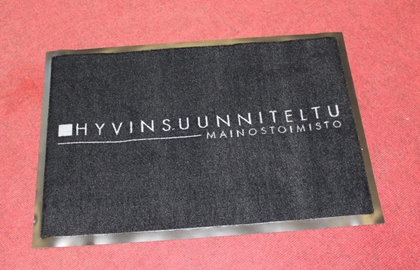 Logomatto Hyvinsuunniteltu 90x60cm Logomatto Hyvinsuunniteltu 90x60cm