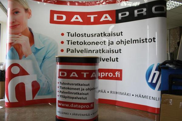 Messupöytä ja Pop up seinäke Messupöytä ja Pop up seinäke