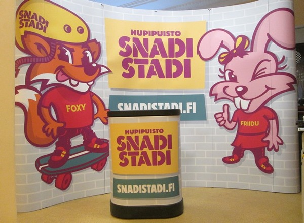 Mainosseinä ja -pöytä SnadiStadi Mainosseinä ja -pöytä SnadiStadi