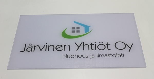 Pleksilasista kyltti Pleksilasista kyltti