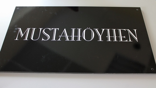 Yrityskyltti Mustahöyhen Yrityskyltti Mustahöyhen